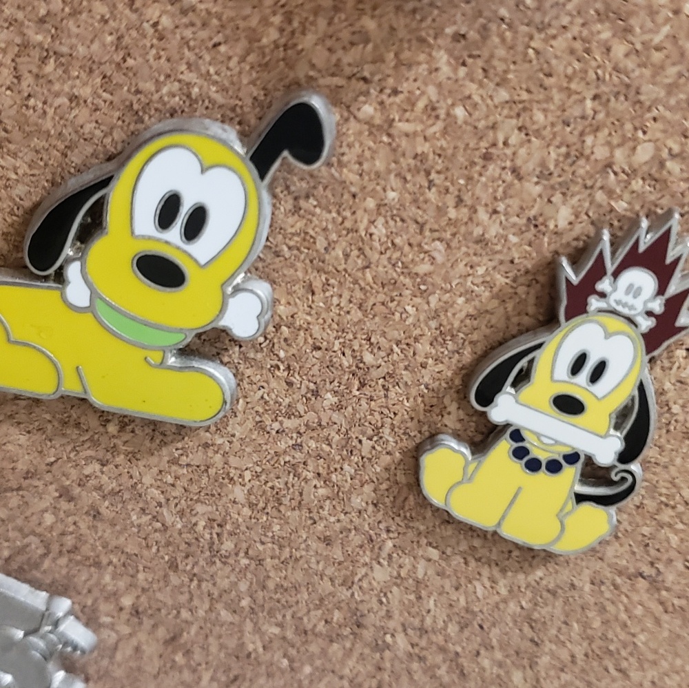 Pluto Disney pin set